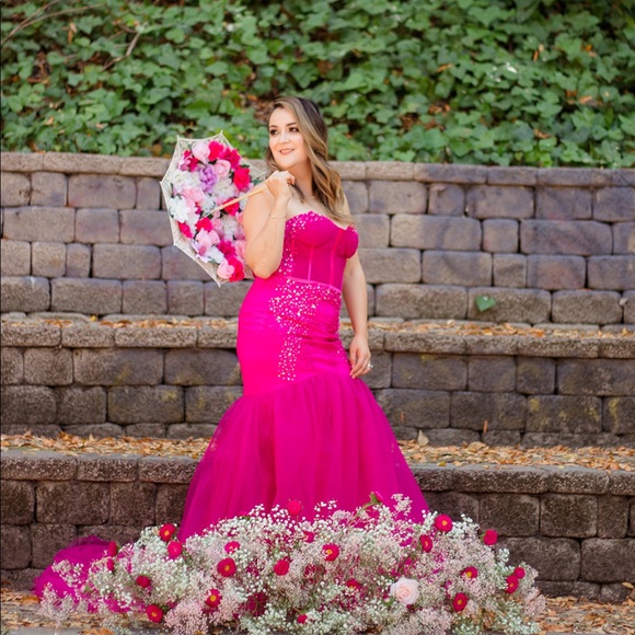 Custom made mermaid silhouette gown. Zipper closure. Magenta colored. - Picture 4 of 5